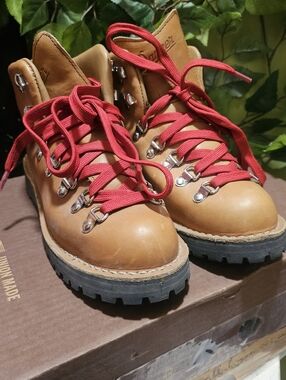 Danner Women's Mountain Light boots, Size 8